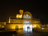 «Парадный» вход на Центральный рынок Шарджи (Sharjah Central Souk, السوق المركزي) тёмным вечером.