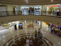 Центральный рынок Шарджи (Sharjah Central Souk, السوق المركزي) внутри – обычный торговый центр, напоминающий даже наши владимирские Северные торговые ряды.