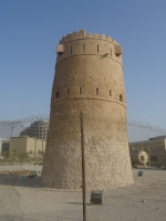 На альтернативном пляже аль Хан (Al Khan Beach, شاطى الخان), на который мы отправились в надежде избежать нефтепродуктов и/или сильных волн, обнаружилась странная глиняная башня. 🤔