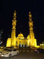 Мечеть мечеть аль Нур (al Noor, مسجد النور) тёмным вечером красиво освещается.