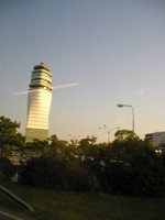 Австрия, аэропорт «Вена-Швехат» (Flughafen Wien-Schwechat). Вид из окна автобуса на «вышку» (командно-диспетчерский пункт) того самого лучшего аэропорта Центральной и Восточной Европы, до которого мы не долетели, сев в Братиславе.
