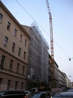 Австрия, Вена. По дороге пешком от ж/д-вокзала (Wien Hauptbahnhof) до нашего вре́менного пристанища мы были весьма удивлены башенным краном, спокойно работающим над реконструкцией дома на улице, которая остаётся проезжей.