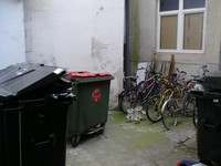 Вена, улица Ульмана (Ullmannstraße), дом 1 – дом, в котором была наша квартира, точнее, на фотографии не она сама, а внутренний дворик (очень маленький) этого дома. Велосипедов в городе много.