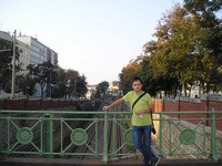 Вена, кольцевая улица Марияхильфер. Я на мосту через проходящую над поверхностью земли части линии метро (U-Bahn).