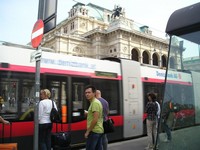 Вена, кольцевая улица Оперы (Opernring), Венская государственная опера скрылась за современным венским трамваем (Strassenbahn).