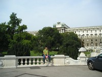 Вена, За́мковый сад (Burggarten), за которым – дворец Хофбург (Hofburg) – зимняя резиденция австрийских Габсбургов и основное местопребывание императорского двора в Вене.