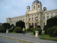 Вена, площадь Марии Терезии (Maria-Theresien-Platz), Музей естествознания (Naturhistorisches Museum Wien), который был построен Габсбургами именно как музей, потому что в их резиденции (Хофбурге) перестало хватать места для огромных коллекций природных экспонатов.