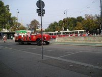 Вена, Кольцевая улица (Ringstraße). Обзорно-экскурсионные автобусы хоть и красные, как в Лондоне, но не только не 2-этажные, а вообще бескрышные.