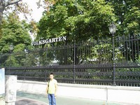Вена, Кольцевая улица, Народный сад (Volksgarten), вход в который мы почему-то долго не могли найти, хотя вот название нашли быстро.