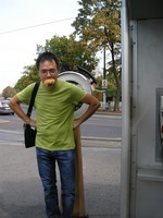 Вена, Кольцевая улица. Весы за 20 евроцентов специально поставлены рядом с киоском венских колбасок. 😊