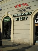 Вена, площадь святого Стефана. “Trachtensalon” – это не то, что вы подумали 😉, это всего лишь «салон одежды». 😊