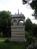 Вена, Центральное кладбище (Zentralfriedhof), которое вовсе не в центре, а «на отшибе», в районе Зиммеринг. Тут похоронено множество известных людей и просто множество необычных могил вроде этой ванны. 😯