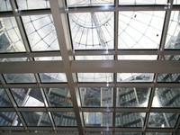 Вена, район Зиммеринг, переулок Гугл (Guglgasse), Венские газометры (Wiener Gasometer), газометр A внутри, вид через стеклянную крышу на небо.