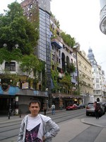 Вена, угол переулков Кегеля (Kegelgasse) и Лёвена (Löwengasse), дом Хундертвассера (Hundertwasserhaus) – австрийского художника и архитектора (совместный проект с Йозефом Кравиной).