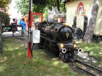 Вена, парк Пратер, зона аттракционов. Детская железная дорога (Liliput Bahn) с настоящим паро(!)возом, которая, кажется, идёт довольно далеко по территории парка.