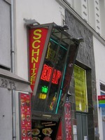 Вена, площадь Швеции (Schwedenplatz). Стояли у вывески под «неправильным» углом, поэтому получился “ebap”. 😊 А так это очередной пример «диффузии» еды разных народов, австрийски-немецкого шницеля (schnitzel) и арабского кебаба (kebap).