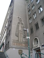 Вена, площадь святого Руперта. Сам святой (Sankt Ruprecht) – на стене обычного жилого здания. Суровый такой дядя. 😊