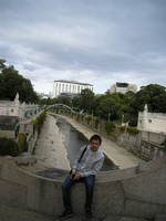 Вена, городской парк (Stadtpark). На бортике лестницы, с видом на хилый рукав реки Вена (Wienfluss), разделяющий парк на две части.