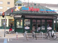 Вена, левая улица Винцайле (Linke Wienzeile), рынок Нашмаркт (Naschmarkt), кафе “Der Mann” – это не значит, что плохое кафе 😊, ибо переводится как «Мужик». 😁 Хотя если переводить всю вывеску, “Der Mann der verwöhnt”, то получится «Муж балует» (жену свежей выпечкой там).
