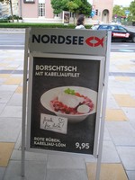 Вена, рынок Нашмаркт, кафе «Северное море» (Nordsee). «То, что русскому хорошо [борщ], немцу [австрийцу, неважно] – смерть [borschtsch]» (смерть от попыток это выговорить). 😊