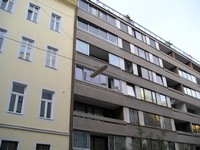 Вена, Линейный переулок (Liniengasse). Необычный пример реализации уличного освещения без использования столбов (и тем самым экономии бокового места неширокого переулка).