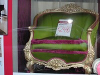 Вена, улица Гумпендорфер (Gumpendorfer Straße). Распродажа (Abverkauf) в каком-то мебельном магазине. Креслице за €2940 (~187 тысяч рублей) не желаете? 😉