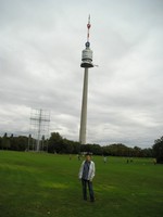 Вена, Дунайский парк (Donaupark), Дунайская башня (Donauturm) высотой 252 м никогда не была телевизионной башней, хотя очень похожа на нашу Останкинскую (которая аж 540 м).