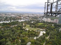 Вена, Дунайская башня, смотровая площадка. Вид на Дунайский парк, Альтернативный Дунай (старица) и город. В верхнем левом углу – площадка для прыжков вниз на резиновом канате.