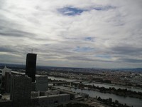 Вена, Дунайская башня, смотровая площадка. Вид на Башню № 1 «Города Дуная» (Donau City Tower 1), другие небоскрёбы и вообще город Вену.