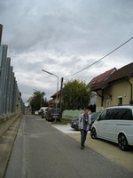 Вена, Вена, улица Ам Брукхауфен, у дома 19. Просто улочка в австрийском частном секторе. Слева – ограда, отделяющая улицу от автомагистрали по берегу Дуная (Donauufer Autobahn).