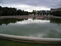 Вена, пруд-бассейн перед за́мком Верхний Бельведер, в котором плавают, кажется, скреплённые спасательные жилеты – в память о мигрантах, погибших при попытках добраться в Европу водными путями.