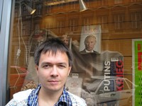 Вена, книжный магазин где-то в историческом центре. Ещё одно «национальное достояние» – Путин – куда ж без него, даже в Австрии (КГБ вездесущ!). 😊