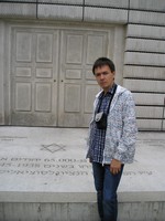 Вена, Еврейская площадь (Judenplatz), мемориал Холокоста – это памятник 65 тысячам убитых австрийских евреев. 🙁