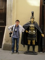 Вена, где-то в историческом центре. Римский легионер и я, пытающийся изобразить его физиономию и позу. 😊