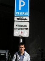 Братислава, Жупная площадь (Župné námestie), парковка Министерства юстиции (Ministerstvo spravedlivosti) Словакии. Удивительно, я думал, что термин «Министерство справедливости» мог бы придумать Оруэлл для своей антиутопии «1984», а оказалось, что такое есть на самом деле!