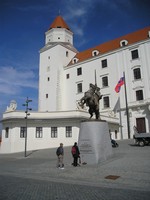 Братислава, Братиславский за́мок, площадь перед за́мком (Zámocká), памятник князю Святополку (Socha Svätopluka), правившему в 850-м – 894-м годах.